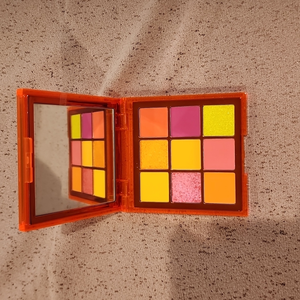 New huda beauty Neon  orange eyeshadow